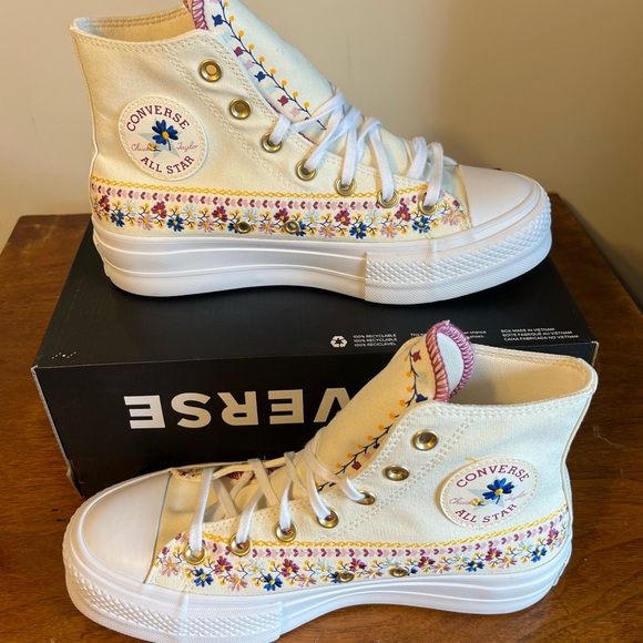 Converse Women’s Chuck Taylor All Star Free Spirit Floral Sneakers - Picture 1 of 5